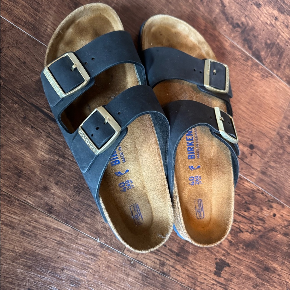 Birkenstock Black and Tan Buckle Sandals size 40 (10)